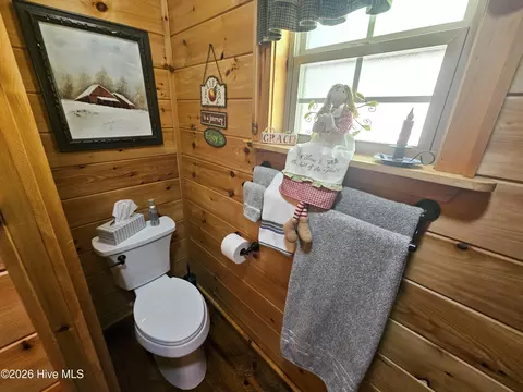 Bath - 799 Cherokee Oaks Rd, Murphy, NC 28906 photo 3 of 4