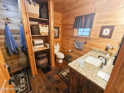 Bath - 799 Cherokee Oaks Rd, Murphy, NC 28906 photo 4 of 4