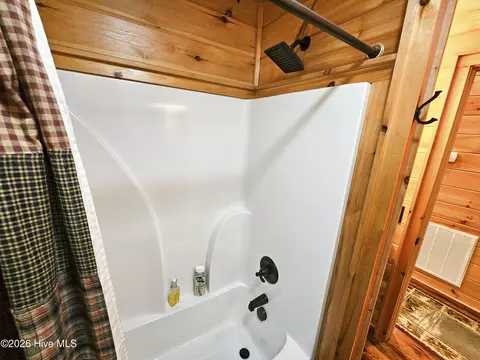 Bath - 799 Cherokee Oaks Rd, Murphy, NC 28906 photo 2 of 4