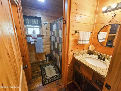 Bath - 799 Cherokee Oaks Rd, Murphy, NC 28906 photo 1 of 4