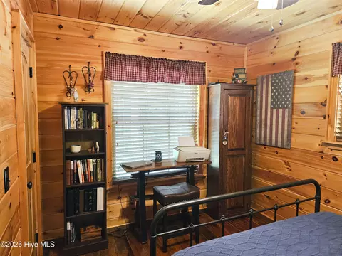 Bedroom - 799 Cherokee Oaks Rd, Murphy, NC 28906 photo 2 of 4