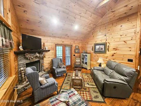 Living - 799 Cherokee Oaks Rd, Murphy, NC 28906 photo 2 of 3