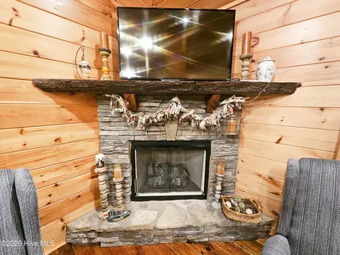 Living - 799 Cherokee Oaks Rd, Murphy, NC 28906 photo 3 of 3