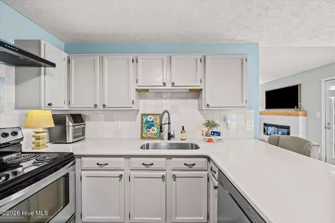 Kitchen - 1395 Longleaf Dr E, Pinehurst, NC 28374 photo 3 of 4
