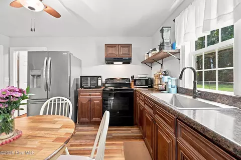Kitchen - 9870 Hwy 33 E, Chocowinity, NC 27817 photo 2 of 4