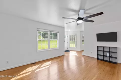 Living - 509 Fluker St, Thomson, GA 30824 photo 3 of 8