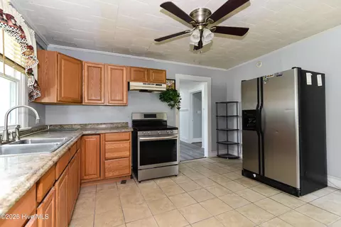 Kitchen - 121 Storey Rd # A, Murfreesboro, NC 27855 photo 2 of 2