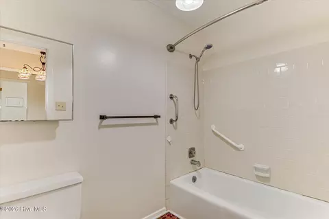 Bath - 846 Wimbledon Dr, Augusta, GA 30909 photo 2 of 4