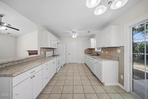 Kitchen - 700 Covington Ct, Hubert, NC 28539 photo 3 of 9