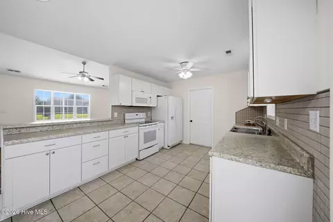 Kitchen - 700 Covington Ct, Hubert, NC 28539 photo 4 of 9