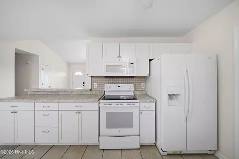 Kitchen - 700 Covington Ct, Hubert, NC 28539 photo 8 of 9