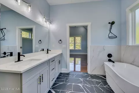 Bath - 2507 Cairo Dr, Augusta, GA 30906 photo 2 of 4