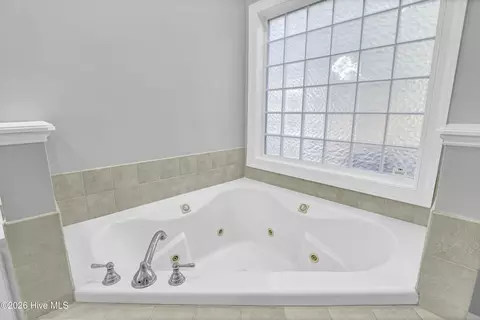 Bath - 103 Kiskadee Ct, Hampstead, NC 28443 photo 2 of 3