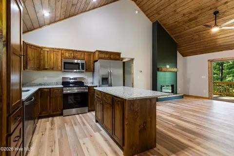 Kitchen - 56 Oak Knob Dr, Murphy, NC 28906 photo 2 of 5