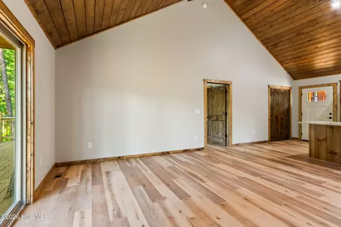 Living - 56 Oak Knob Dr, Murphy, NC 28906 photo 3 of 4