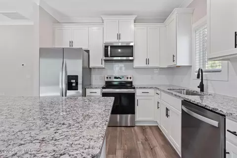 Kitchen - 136 Commons View Dr, Hampstead, NC 28443 photo 2 of 2