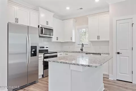 Kitchen - 136 Commons View Dr, Hampstead, NC 28443 photo 1 of 2