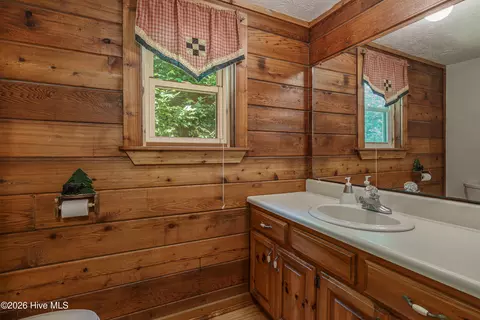 Bath - 525 Beaver Ridge Rd, Murphy, NC 28906 photo 2 of 3