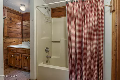 Bath - 525 Beaver Ridge Rd, Murphy, NC 28906 photo 1 of 3