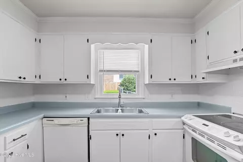 Kitchen - 3313 Thread Needle Rd W, Augusta, GA 30907 photo 4 of 5