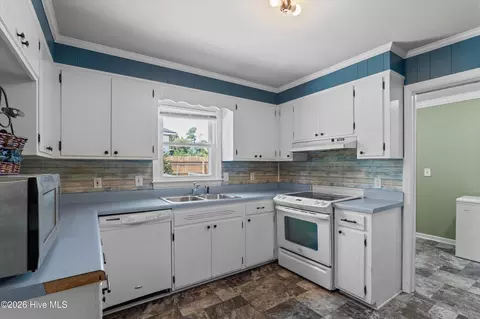 Kitchen - 3313 Thread Needle Rd W, Augusta, GA 30907 photo 2 of 4
