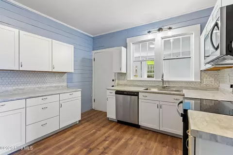 Kitchen - 952 Hiwassee St, Murphy, NC 28906 photo 2 of 2