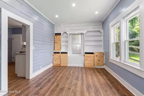 Living - 952 Hiwassee St, Murphy, NC 28906 photo 7 of 8