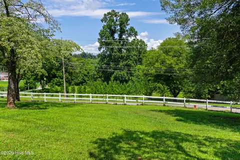 Exterior - 952 Hiwassee St, Murphy, NC 28906 photo 5 of 25