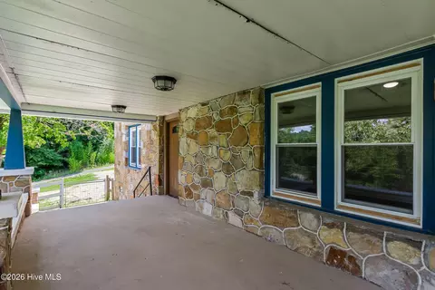 Exterior - 952 Hiwassee St, Murphy, NC 28906 photo 6 of 25