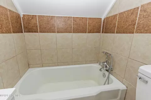 Bath - 952 Hiwassee St, Murphy, NC 28906 photo 5 of 6