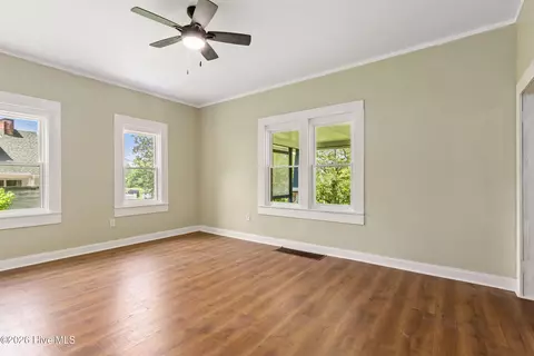 Living - 952 Hiwassee St, Murphy, NC 28906 photo 5 of 8