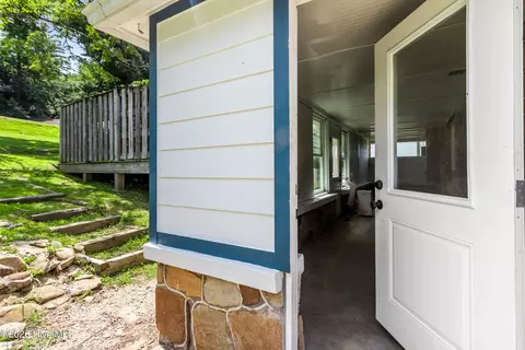 Exterior - 952 Hiwassee St, Murphy, NC 28906 photo 19 of 25