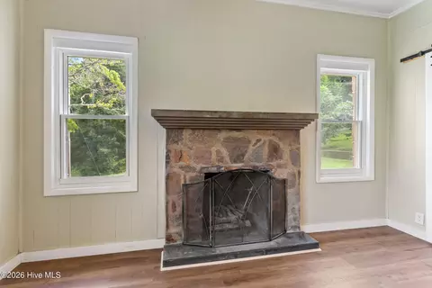 Living - 952 Hiwassee St, Murphy, NC 28906 photo 2 of 8