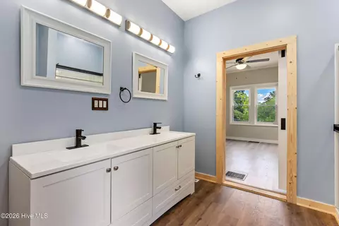 Bath - 952 Hiwassee St, Murphy, NC 28906 photo 3 of 6