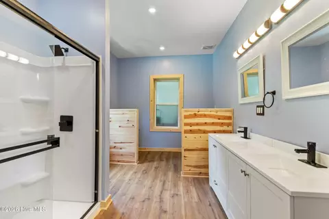 Bath - 952 Hiwassee St, Murphy, NC 28906 photo 1 of 6