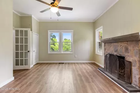 Living - 952 Hiwassee St, Murphy, NC 28906 photo 3 of 8