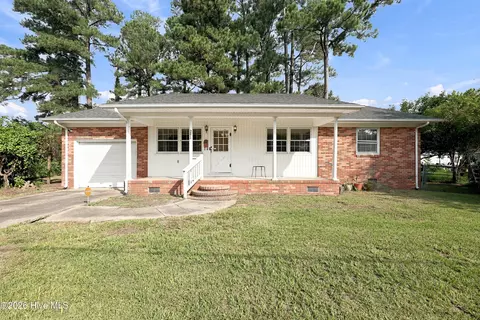 203 Long Acres Dr, Jacksonville, NC 28546