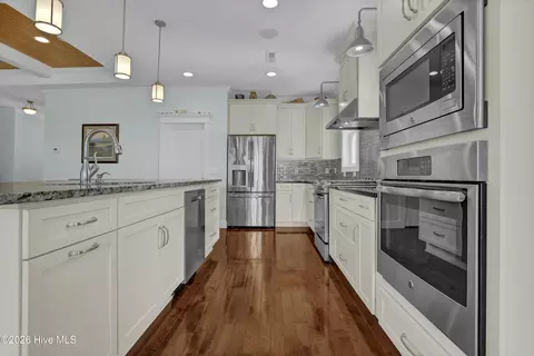 Kitchen - 600 Cordgrass Rd, Hampstead, NC 28443 photo 3 of 4