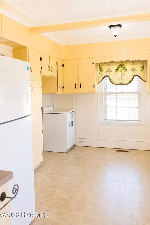 Kitchen - 726 Highway 70 Williston, Williston, NC 28579 photo 2 of 3