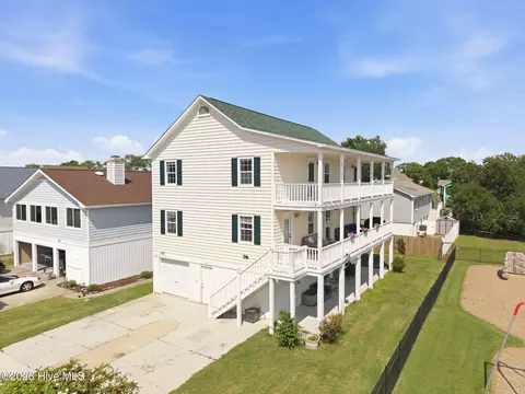 930 Riptide Ln, Carolina Beach, NC 28428
