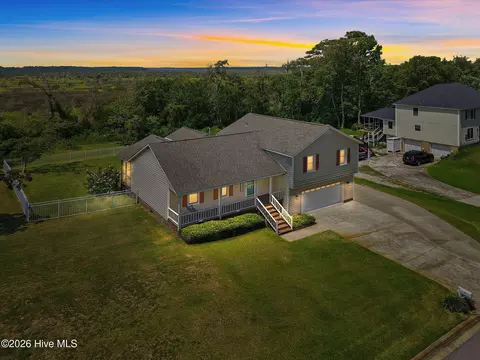 907 Oak Dr, Morehead City, NC 28557