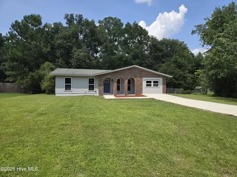319 Pinewood Ct, Jacksonville, NC 28546