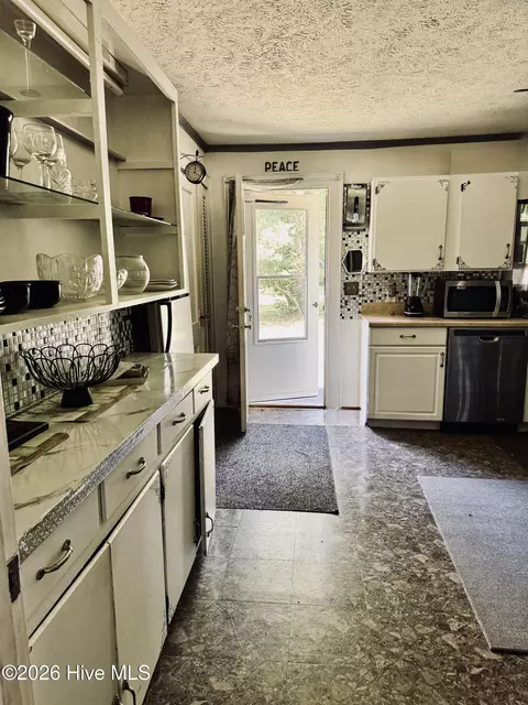 Kitchen - 418 Oak Ave, Hamlet, NC 28345 photo 2 of 3
