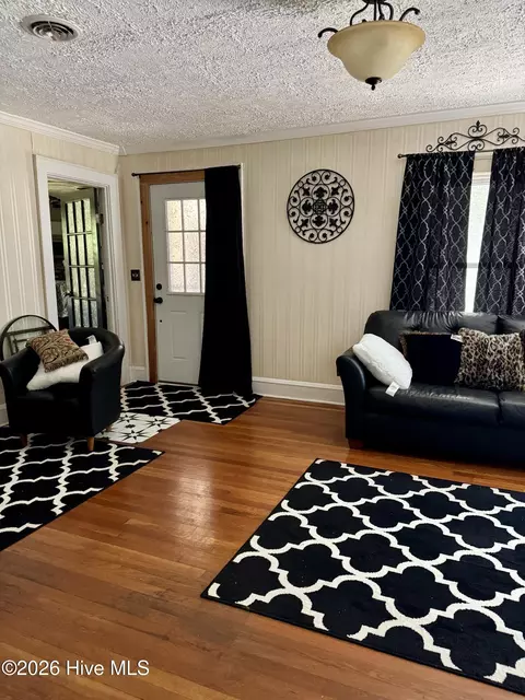 Living - 418 Oak Ave, Hamlet, NC 28345 photo 2 of 4