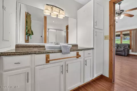 Bath - 1792 Wolfcreek Rd, Murphy, NC 28906 photo 2 of 6