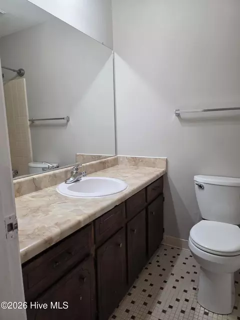 Bath - 3018 Sterling Rd, Augusta, GA 30907 photo 2 of 4