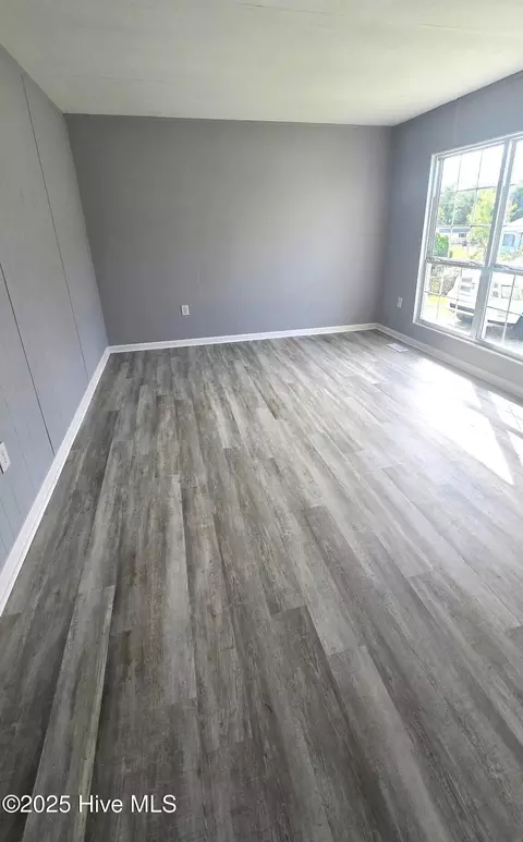 Living - 18 Crown Point Rd, Hubert, NC 28539 photo 1 of 2