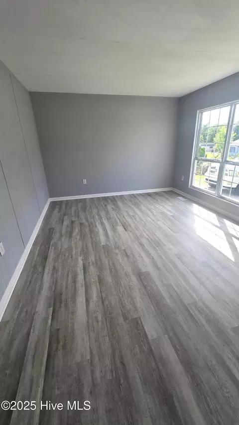 Living - 18 Crown Point Rd, Hubert, NC 28539 photo 2 of 2