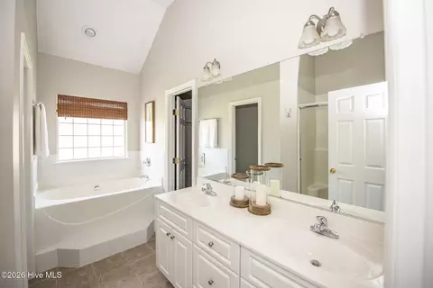 Bath - 702 Wickham Dr, Evans, GA 30809 photo 2 of 3