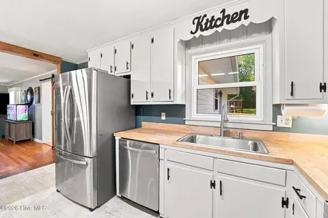 Kitchen - 1105 Oak Ave, Hamlet, NC 28345 photo 3 of 5